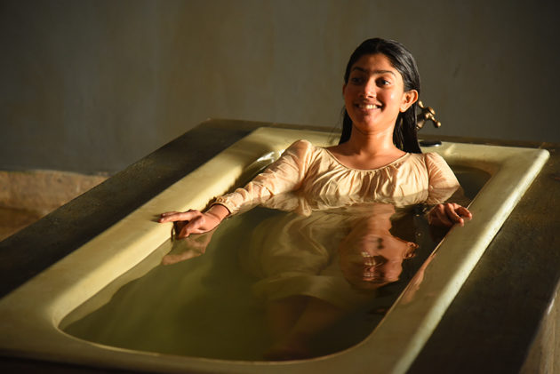 Sai Pallavi Sex Massage - Shocking: Sai Pallavi exposing in bathtub - TeluguBulletin.com